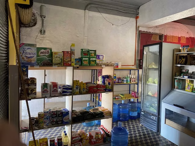 CASA CON 2 LOCALES COMERCIAL Y 2 DEPTO AV BRASIL