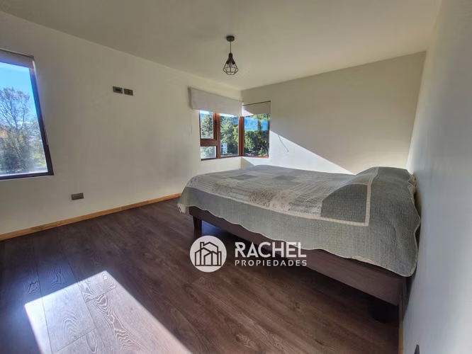 SE ARRIENDA HERMOSA CASA AMOBLADA AÑO CORRIDO - Condominio Country Pucón - Imagen 14