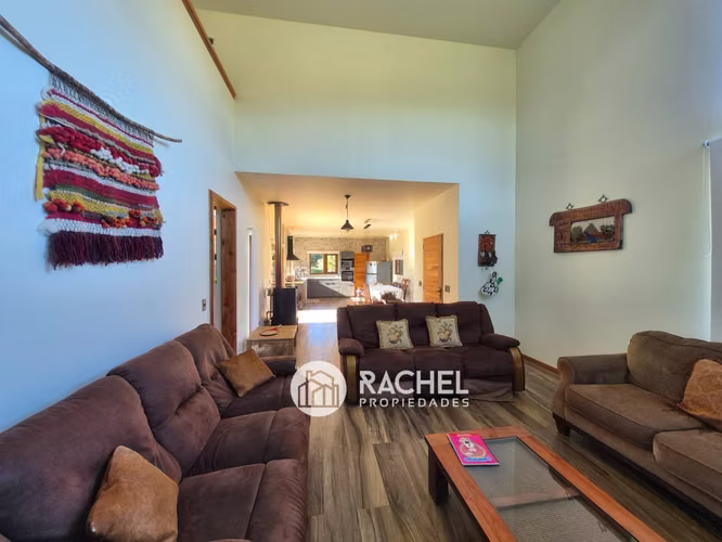 SE ARRIENDA HERMOSA CASA AMOBLADA AÑO CORRIDO - Condominio Country Pucón - Imagen 2