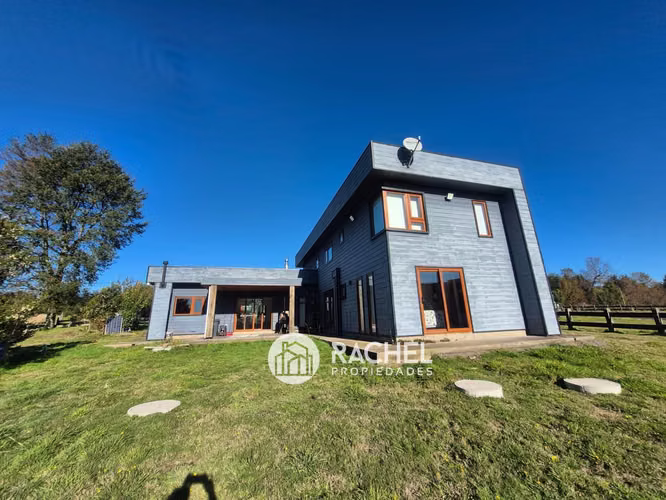 SE ARRIENDA HERMOSA CASA AMOBLADA AÑO CORRIDO - Condominio Country Pucón - Imagen 1