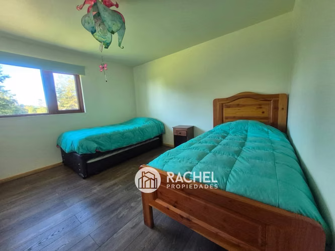 SE ARRIENDA HERMOSA CASA AMOBLADA AÑO CORRIDO - Condominio Country Pucón - Imagen 9