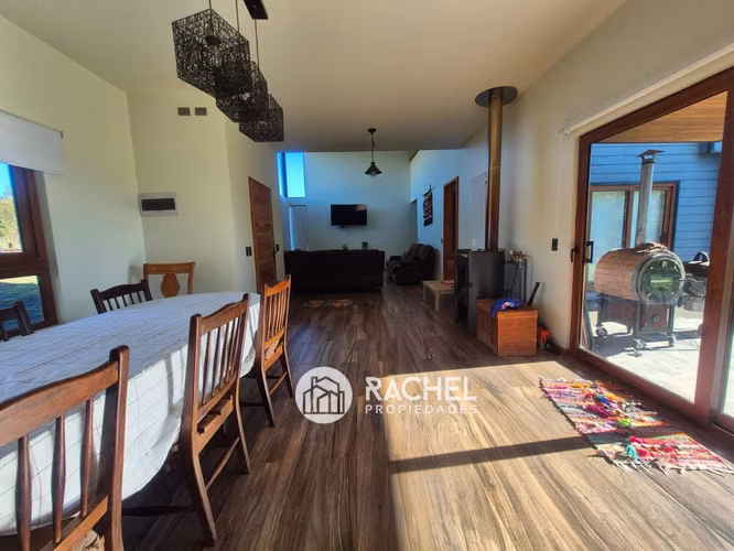 SE ARRIENDA HERMOSA CASA AMOBLADA AÑO CORRIDO - Condominio Country Pucón - Imagen 4