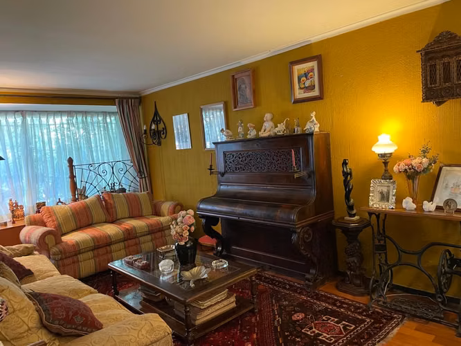 VENTA COMODA CASA EN LAS CONDES