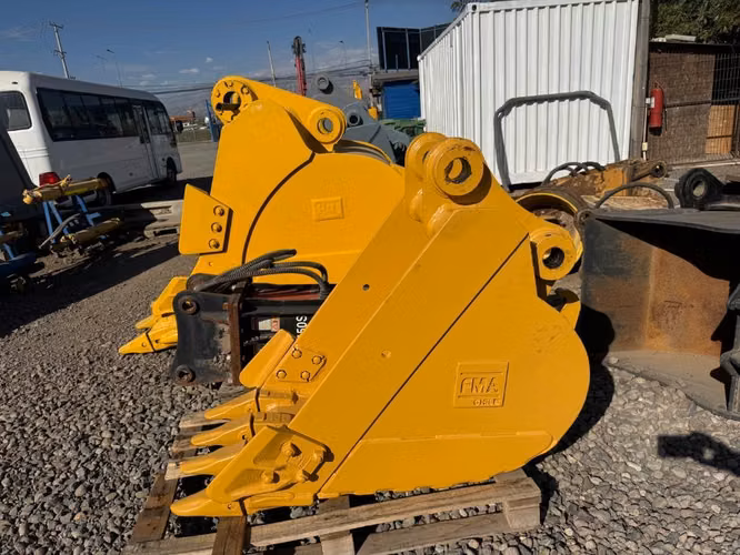 Balde excavado es de 12 y 13 toneladas impecable