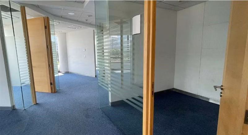 Arriendo OFICINA en Edificio Parque Titanium en Las Condes