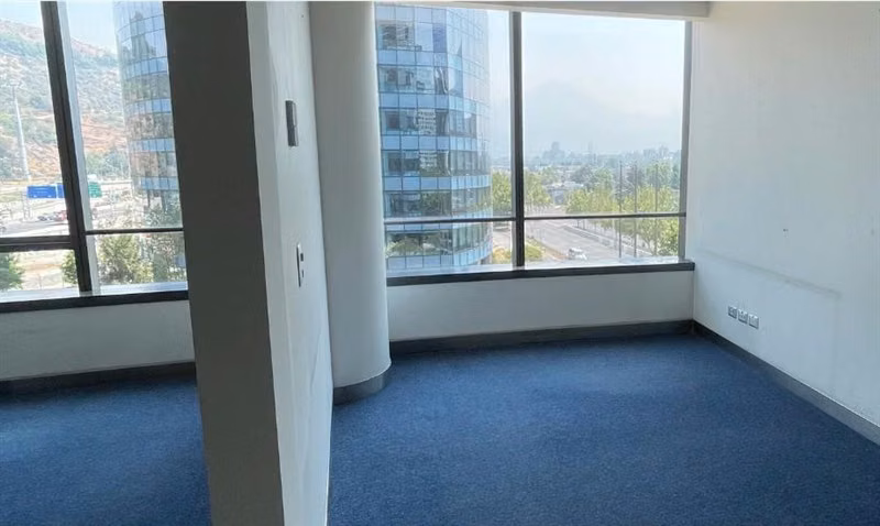 Arriendo OFICINA en Edificio Parque Titanium en Las Condes