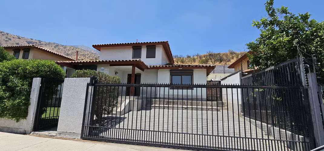 CASA EN HUECHURABA 4D, 3B Y ESTACIONAMIENTO PISCINA