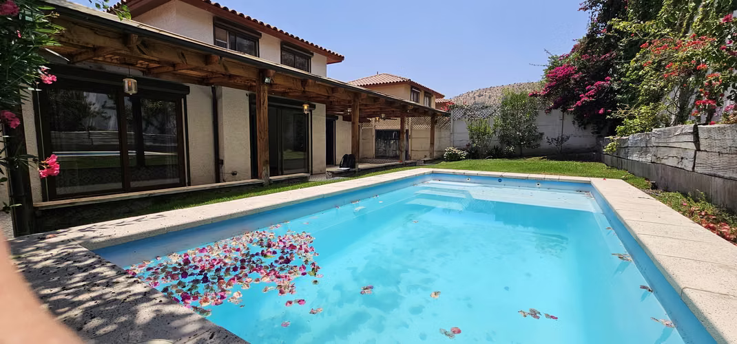 CASA EN VENTA 4D 4B 2E CON PISCINA Y TERRAZA