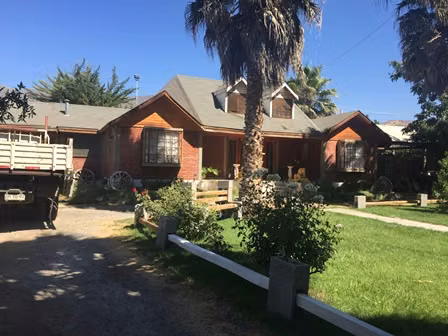 EXCLUSIVA PARCELA CON SALÓN DE EVENTOS Y 5 CASAS ARRENDADAS