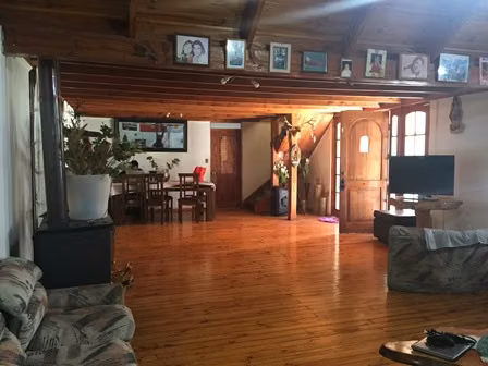 EXCLUSIVA PARCELA CON SALÓN DE EVENTOS Y 5 CASAS ARRENDADAS