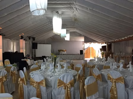 EXCLUSIVA PARCELA CON SALÓN DE EVENTOS Y 5 CASAS ARRENDADAS
