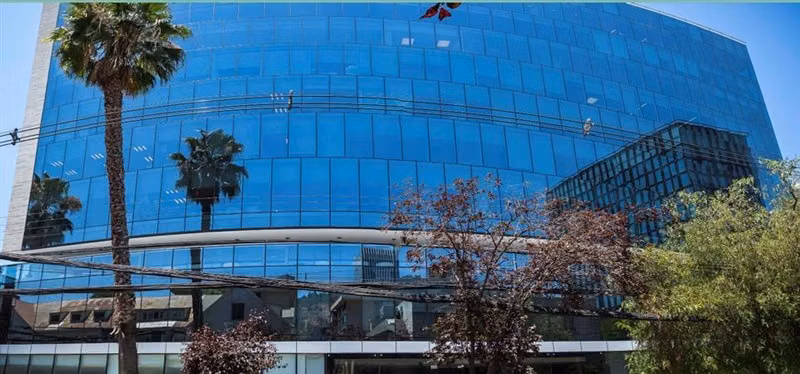 Arriendo OFICINA en Edificio Bellet en Providencia