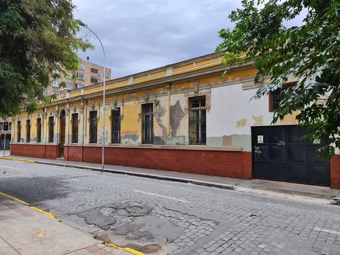 AMPLIA CASONA ESQUINA ALMIRANTE BARROSO C/ STO. DOMINGO