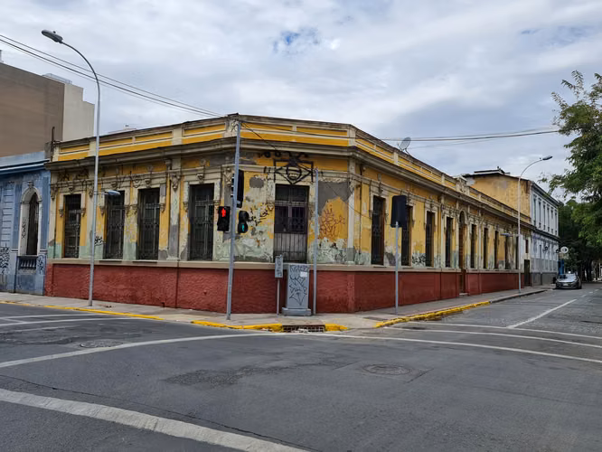 AMPLIA CASONA ESQUINA ALMIRANTE BARROSO C/ STO. DOMINGO