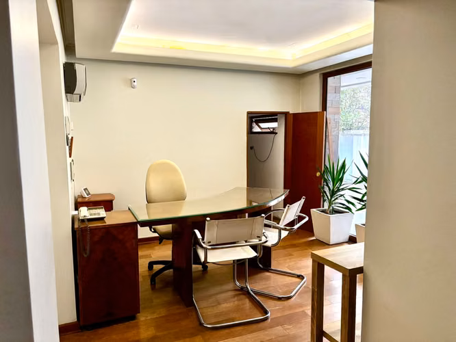 Excelente casa comercial Nueva Costanera - Vitacura,  4 dormitorios + dependencias