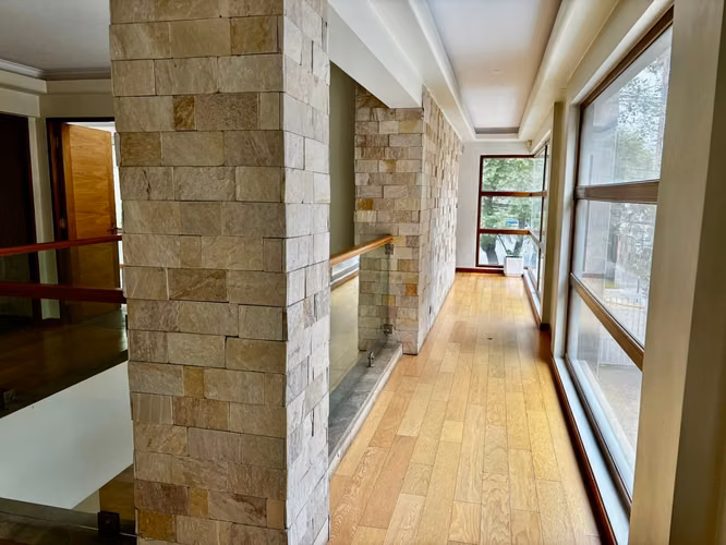 Excelente casa comercial Nueva Costanera - Vitacura,  4 dormitorios + dependencias