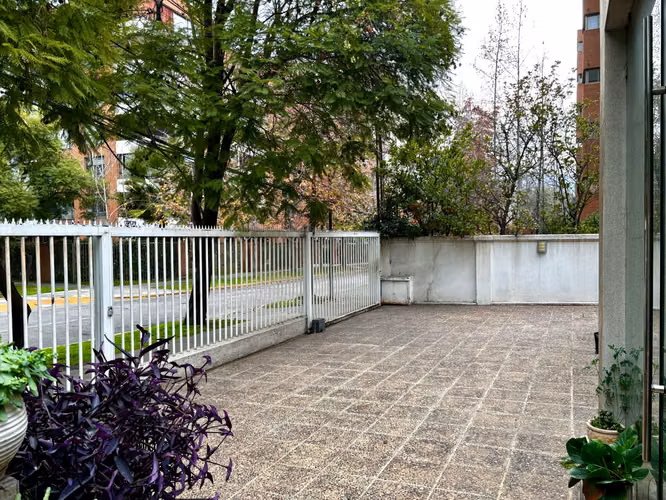 Excelente casa comercial Nueva Costanera - Vitacura,  4 dormitorios + dependencias