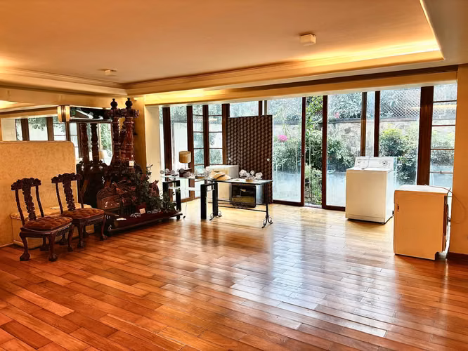 Excelente casa comercial Nueva Costanera - Vitacura,  4 dormitorios + dependencias