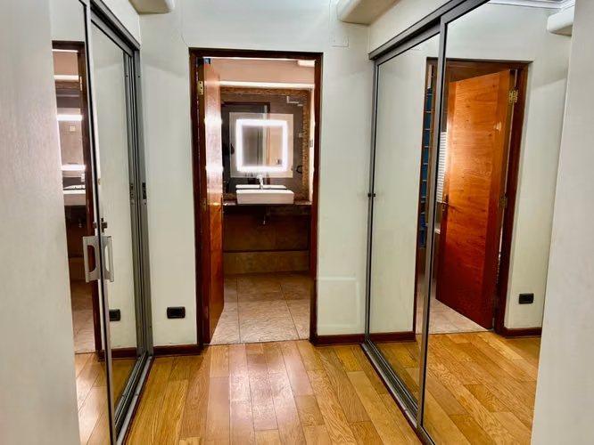 Excelente casa comercial Nueva Costanera - Vitacura,  4 dormitorios + dependencias