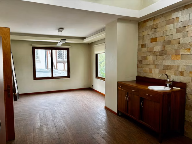 Excelente casa comercial Nueva Costanera - Vitacura,  4 dormitorios + dependencias