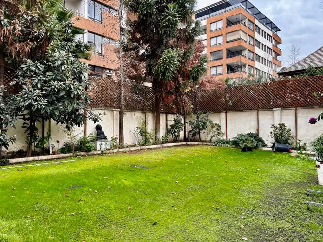 Excelente casa comercial Nueva Costanera - Vitacura,  4 dormitorios + dependencias