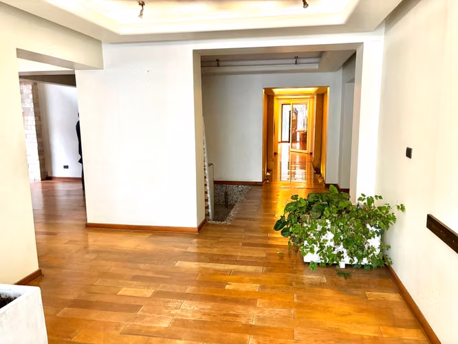 Excelente casa comercial Nueva Costanera - Vitacura,  4 dormitorios + dependencias