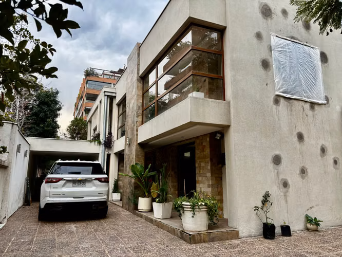 Excelente casa comercial Nueva Costanera - Vitacura,  4 dormitorios + dependencias
