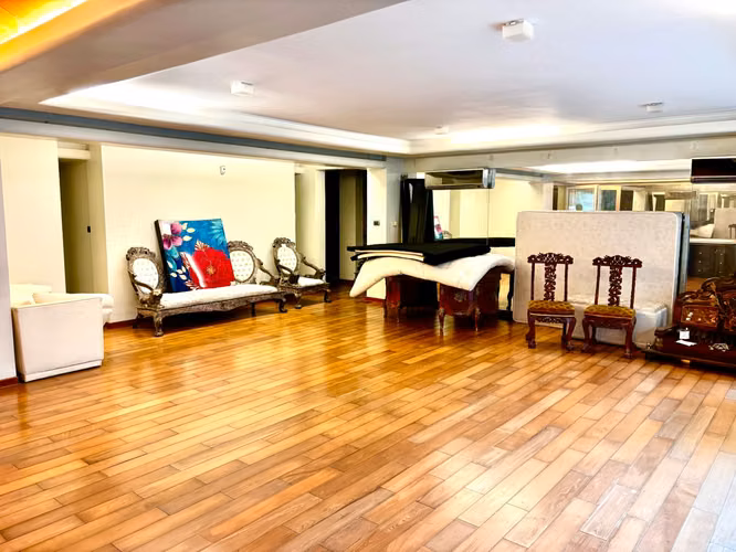 Excelente casa comercial Nueva Costanera - Vitacura,  4 dormitorios + dependencias