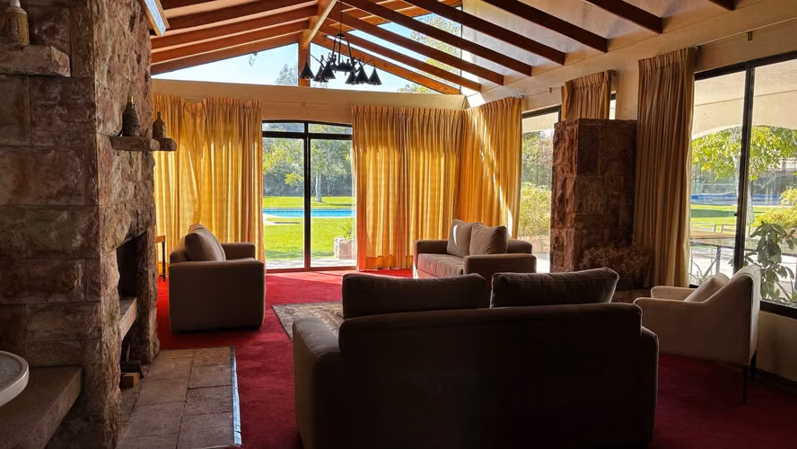 Venta de espectacular propiedad en Pirque. Gran Casona, ubicada al costado de la Viña Concha y Toro.