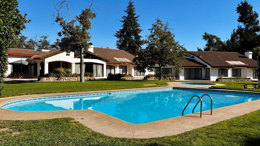 Venta de espectacular propiedad en Pirque. Gran Casona, ubicada al costado de la Viña Concha y Toro.