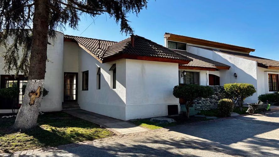 Venta de espectacular propiedad en Pirque. Gran Casona, ubicada al costado de la Viña Concha y Toro.