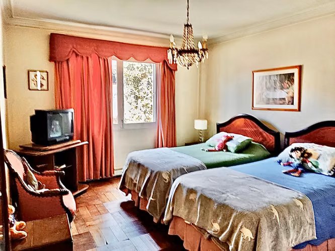 Casa de 3 pisos estilo Georgiana de 7 pilastras, única en Santiago. Barrio residencial Providencia