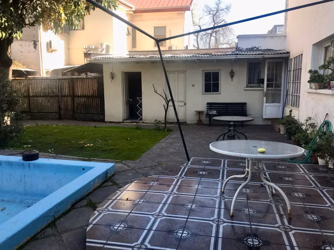 Casa de 3 pisos estilo Georgiana de 7 pilastras, única en Santiago. Barrio residencial Providencia