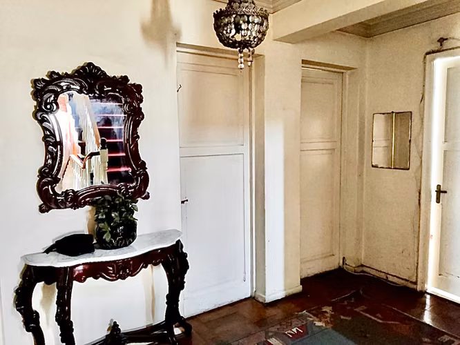Casa de 3 pisos estilo Georgiana de 7 pilastras, única en Santiago. Barrio residencial Providencia