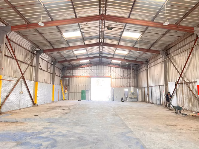 BODEGA CON OFICINA 610 M2 EN CONDOMINIO CERRILLOS