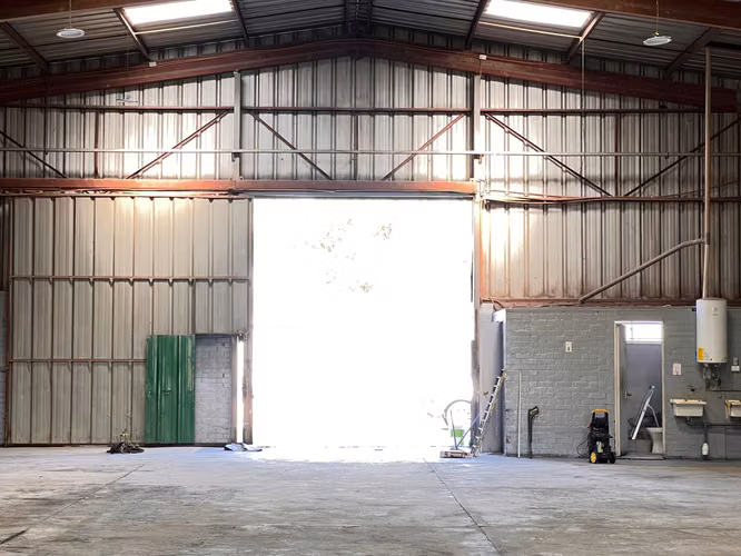 BODEGA CON OFICINA 610 M2 EN CONDOMINIO CERRILLOS