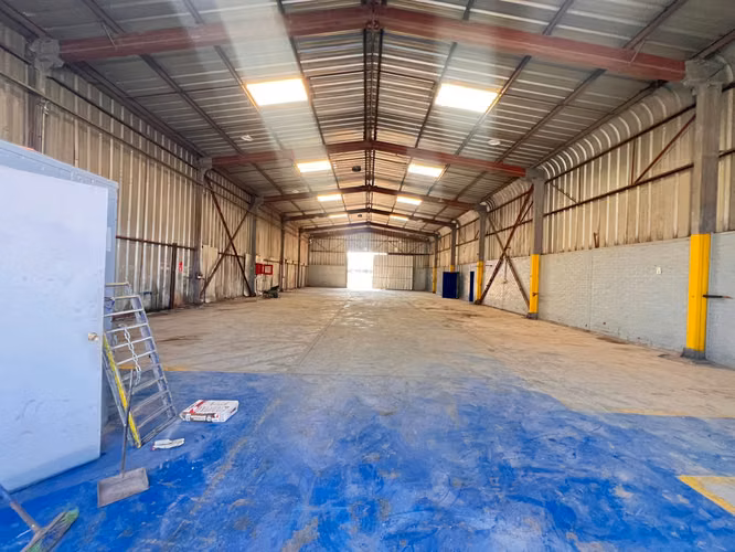 BODEGA CON OFICINA 610 M2 EN CONDOMINIO CERRILLOS