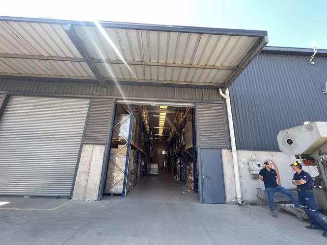 BODEGA CON OFICINA DE 1300 M2 EN CONDOMINIO  RENCA