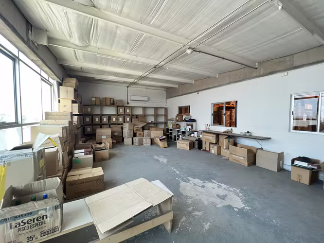 BODEGA CON OFICINA DE 1300 M2 EN CONDOMINIO  RENCA