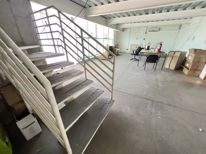 BODEGA CON OFICINA DE 1300 M2 EN CONDOMINIO  RENCA