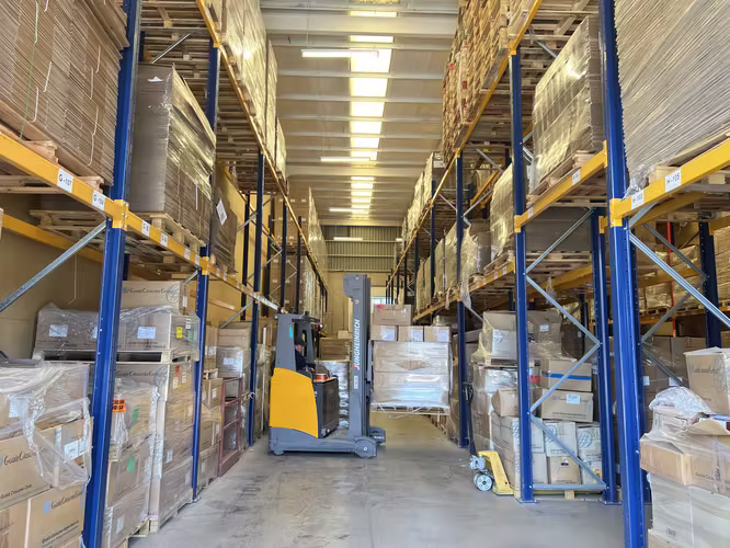BODEGA CON OFICINA DE 1300 M2 EN CONDOMINIO  RENCA
