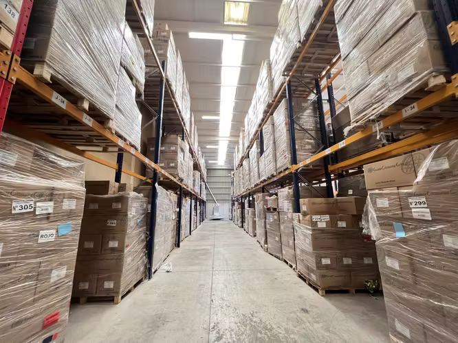 BODEGA CON OFICINA DE 1300 M2 EN CONDOMINIO  RENCA