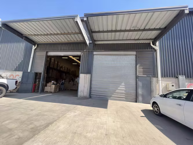 ARRIENDO BODEGA CON OFICINA DE 544 M2 EN CONDOMINIO RENCA