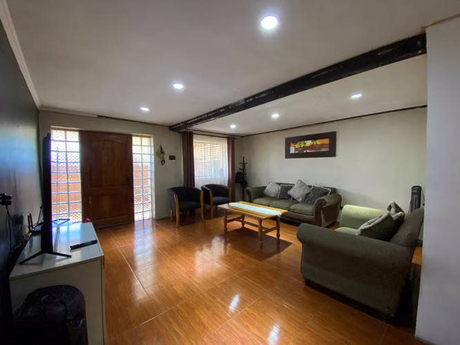 Espaciosa Casa Familiar en Zona Tranquila (161036) - Imagen 4