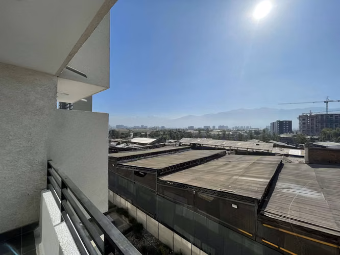 Studio en Venta, confortable, buena conectividad, cercano a Municipalidad de San Miguel y Hospitales Barros Luco y Exequiel Cortés