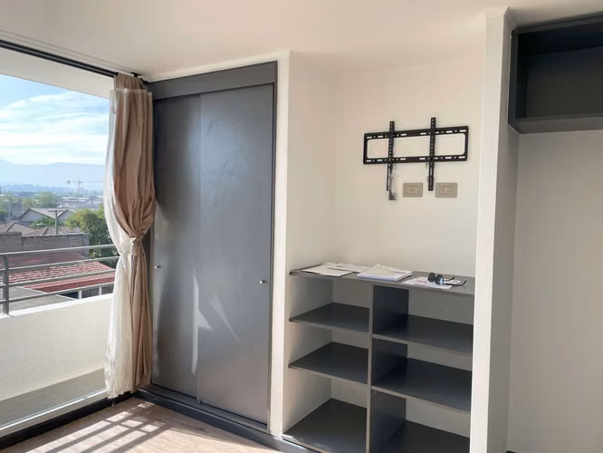 Studio en Venta, confortable, buena conectividad, cercano a Municipalidad de San Miguel y Hospitales Barros Luco y Exequiel Cortés