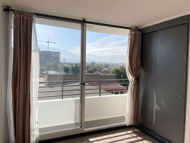 Studio en Venta, confortable, buena conectividad, cercano a Municipalidad de San Miguel y Hospitales Barros Luco y Exequiel Cortés