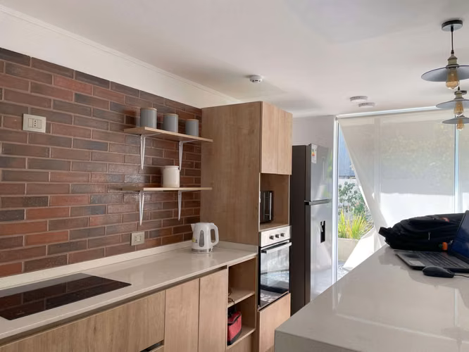 Studio en Venta, confortable, buena conectividad, cercano a Municipalidad de San Miguel y Hospitales Barros Luco y Exequiel Cortés