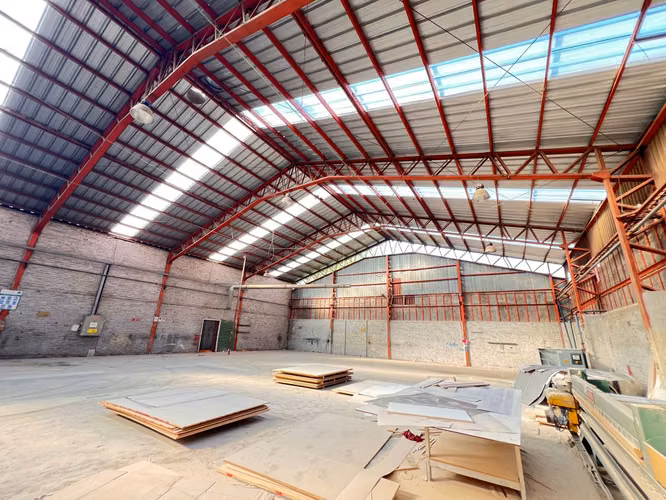 BODEGA CON AMPLIAS OFICINAS DE 1600 M2 SAN BERNARDO