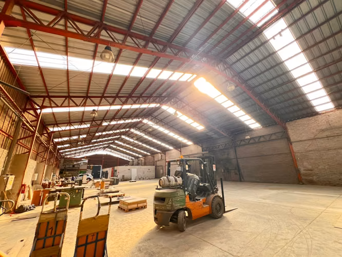 BODEGA CON AMPLIAS OFICINAS DE 1600 M2 SAN BERNARDO